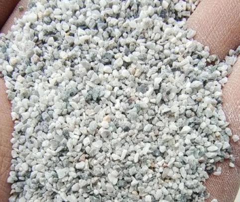 石英砂填充量对足球场人工草坪的影响